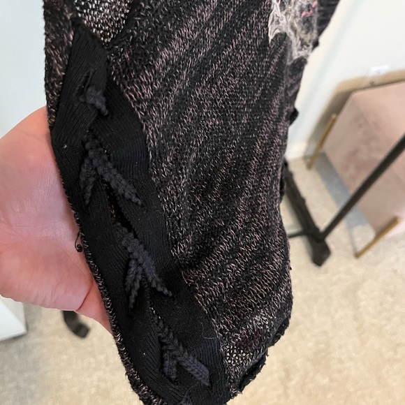 Black Sleeveless Top with Geometric Design - Picture 5 of 8